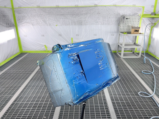 BMW 코오롱모터스 춘천서비스센터 도장 정비 과정. 차체의 색상과 일치하는 색상을 찾아가는 과정이다. 장우진 기자